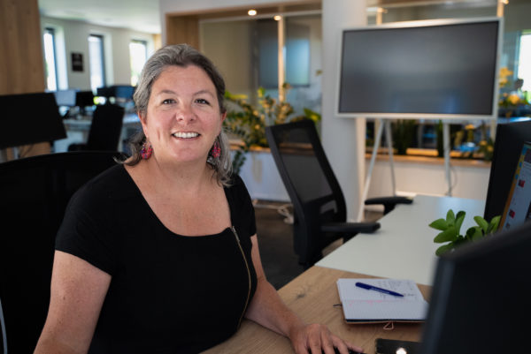 Portrait d'une collaboratrice face à son ordinateur dans les bureaux de l'agence We Feel Good spécialisée en branding et stratégie de marque employeur