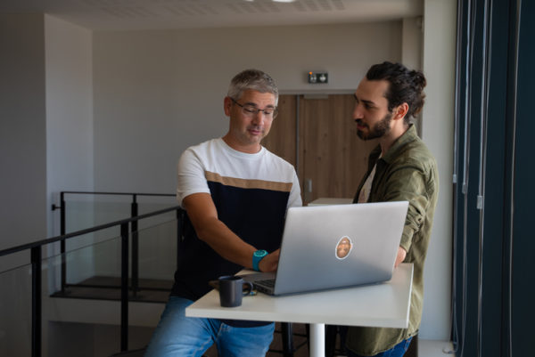 Collaborateurs We Feel Good dans les bureaux 750pxmax (3)