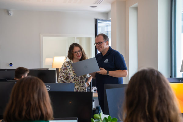 Le CEO et la Directrice des expertises de l'agence We Feel Good échangent dans l'open space à propos d'un projet de marque employeur pour un client