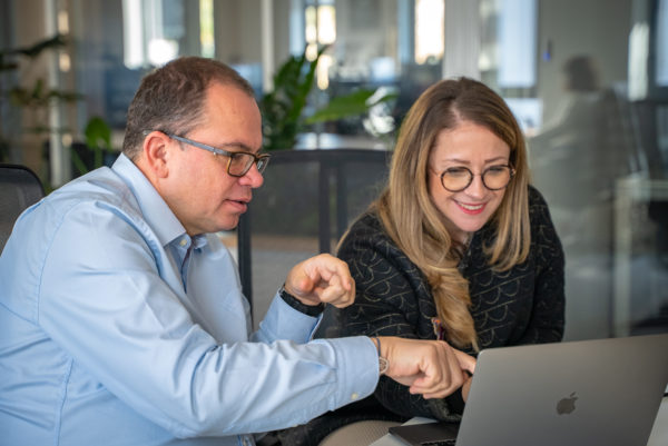 Le CEO et la directrice des expertises travaillent sur la stratégie marque employeur d'un client de l'agence We Feel Good