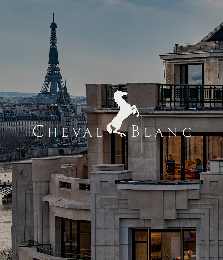Une vue d'un bâtiment luxueux à Paris et de la Tour Eiffel avec le logo Cheval Blanc un client de We Feel Good
