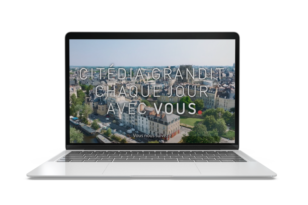 Visuel d'un ordinateur avec un gond d'écran de la ville de Rennes et le slogan de Citedia un client de We Feel Good