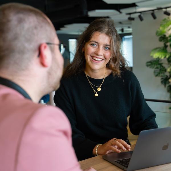 Portrait d'une collaboratrice de l'agence We Feel Good pendant un rendez-vous client sur une problématique RH à l'agence