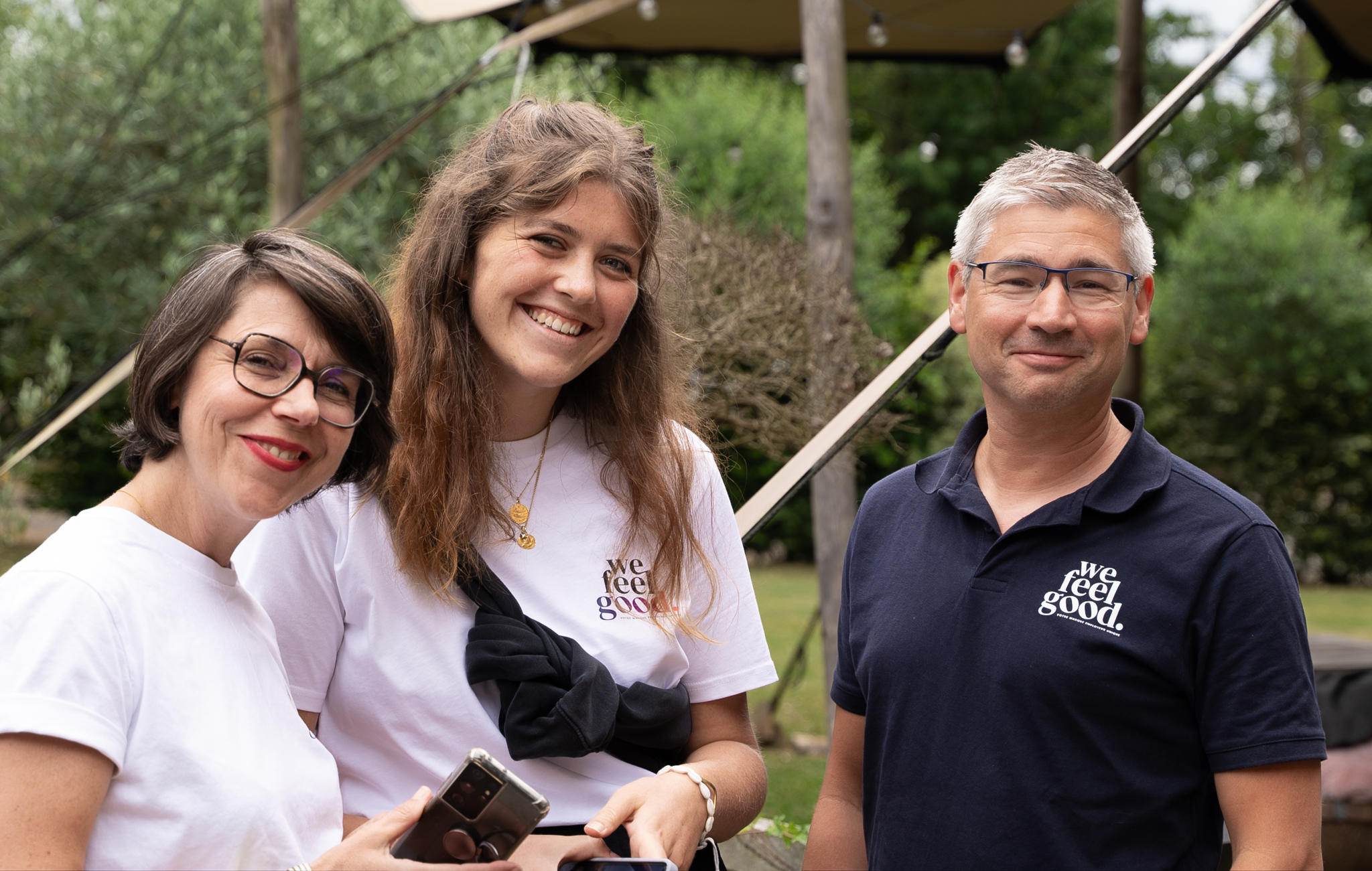 Deux collaboratrices et un collaborateur en tee-shirt et polo We Feel Good durant le séminaire de l'agence spécialisée en marque employeur