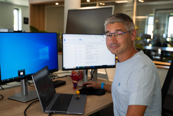 Un collaborateur devant son pc dans les bureaux de l'agence We Feel Good