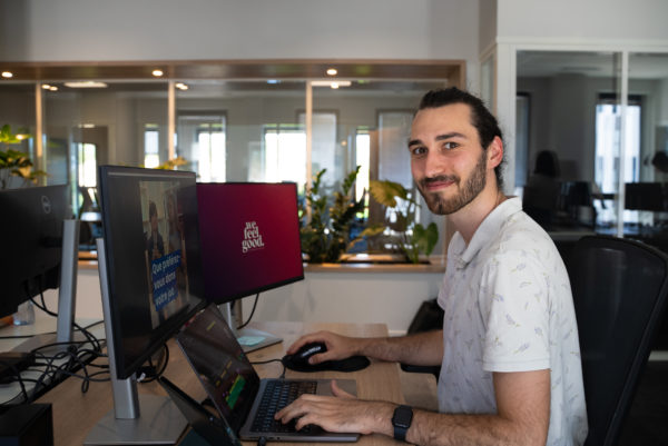 Un collaborateur dans les bureaux de We Feel Good en train de faire du montage vidéo