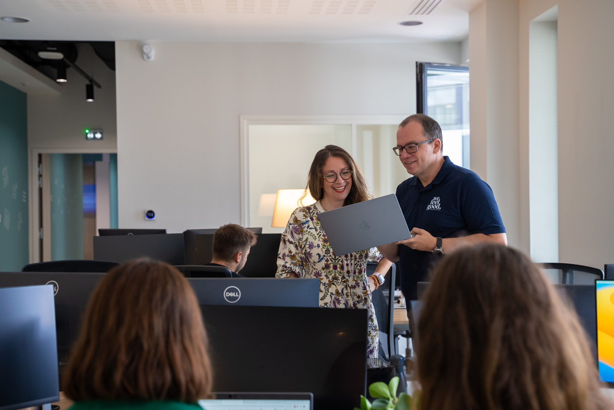 Le CEO et la Directrice des expertises de l'agence We Feel Good échangent dans l'open space à propos d'un projet de marque employeur pour un client