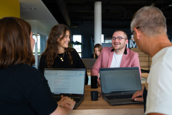 Réunion de 4 collaborateurs de l'agence We Feel Good