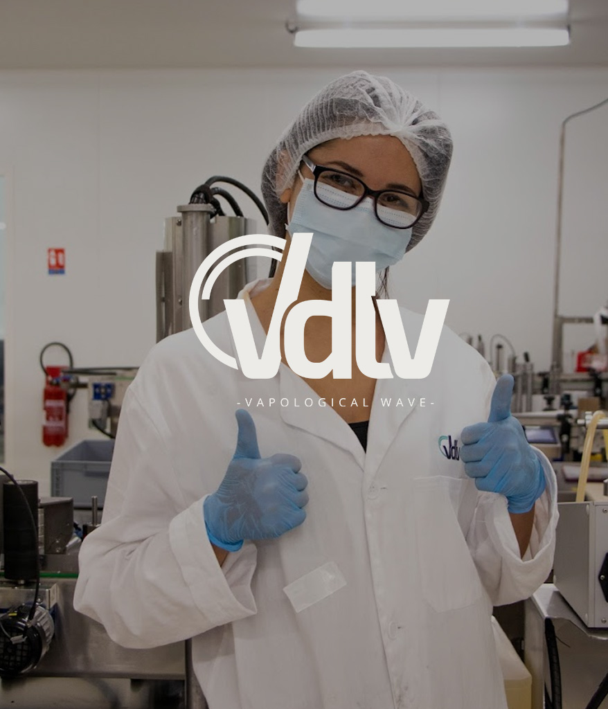 Une femme en équipement de laboratoire dans les locaux de VDLV un client We Feel Good