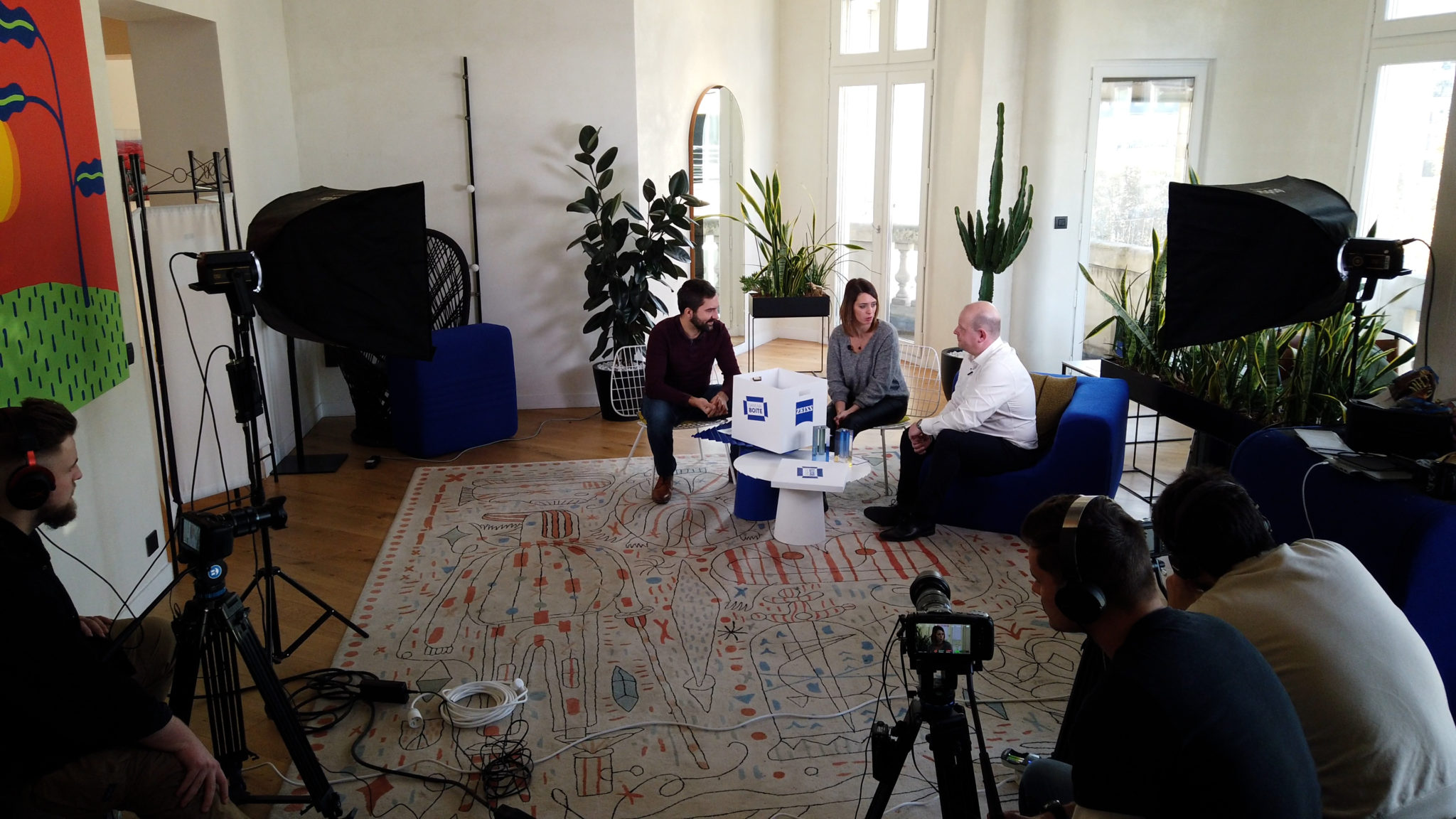 Trois personnes échangeant au cours d'une interview sur la marque employeur et l'expérience collaborateur filmée par les équipes We Feel Good